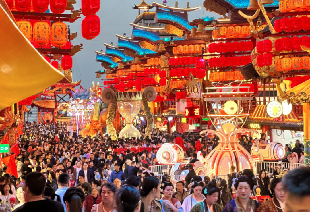 行業(yè)最大批量!宇通100輛高端旅游客車交付新疆 行業(yè)最大批量!宇通100輛高端旅游客車交付新疆