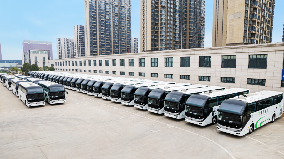 行業(yè)最大批量!宇通100輛高端旅游客車交付新疆 行業(yè)最大批量!宇通100輛高端旅游客車交付新疆