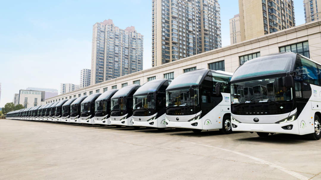 行業(yè)最大批量!宇通100輛高端旅游客車交付新疆 行業(yè)最大批量!宇通100輛高端旅游客車交付新疆