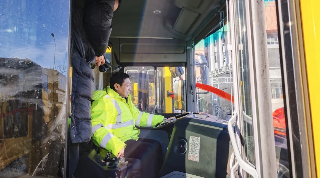 宇通純電動高速掃路車批量交付天津，助力綠色養(yǎng)護升級！