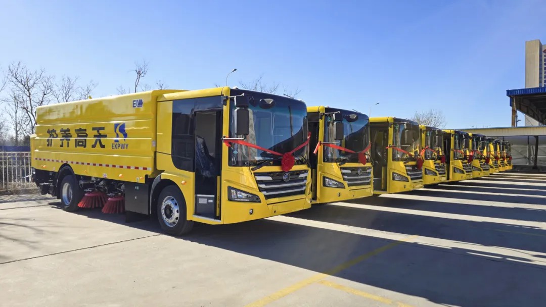 宇通純電動高速掃路車批量交付天津，助力綠色養(yǎng)護升級！