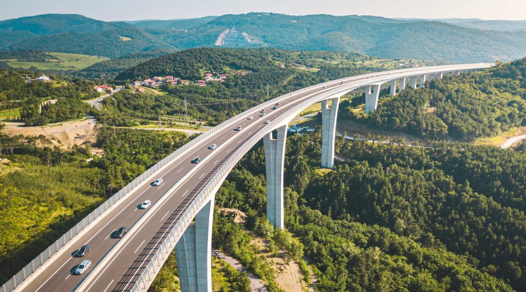 宇通純電動高速掃路車批量交付天津，助力綠色養(yǎng)護升級！