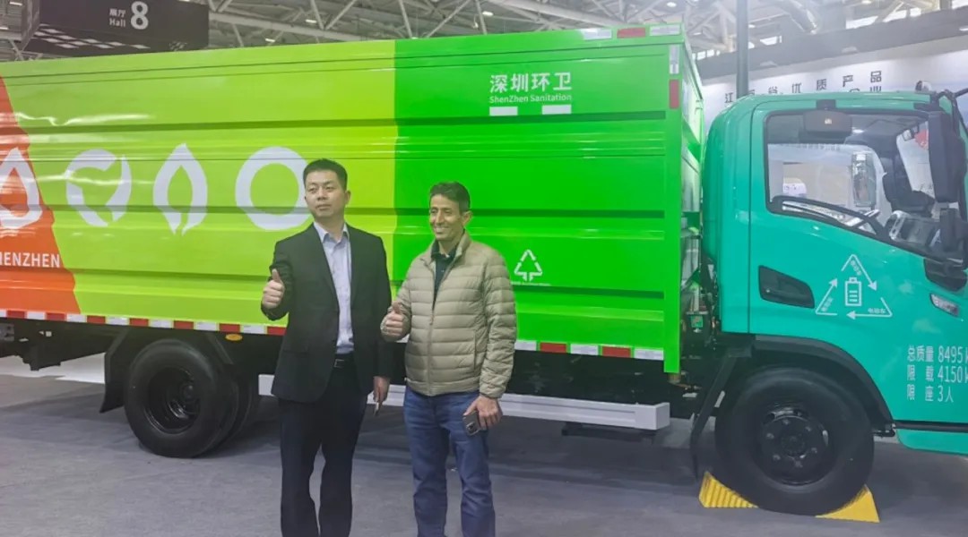 亮相2025深圳CCE展！宇通8噸純電密閉式桶裝垃圾車破解垃圾桶收運難題！