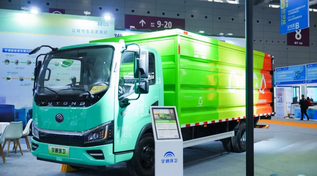 亮相2025深圳CCE展！宇通8噸純電密閉式桶裝垃圾車破解垃圾桶收運難題！