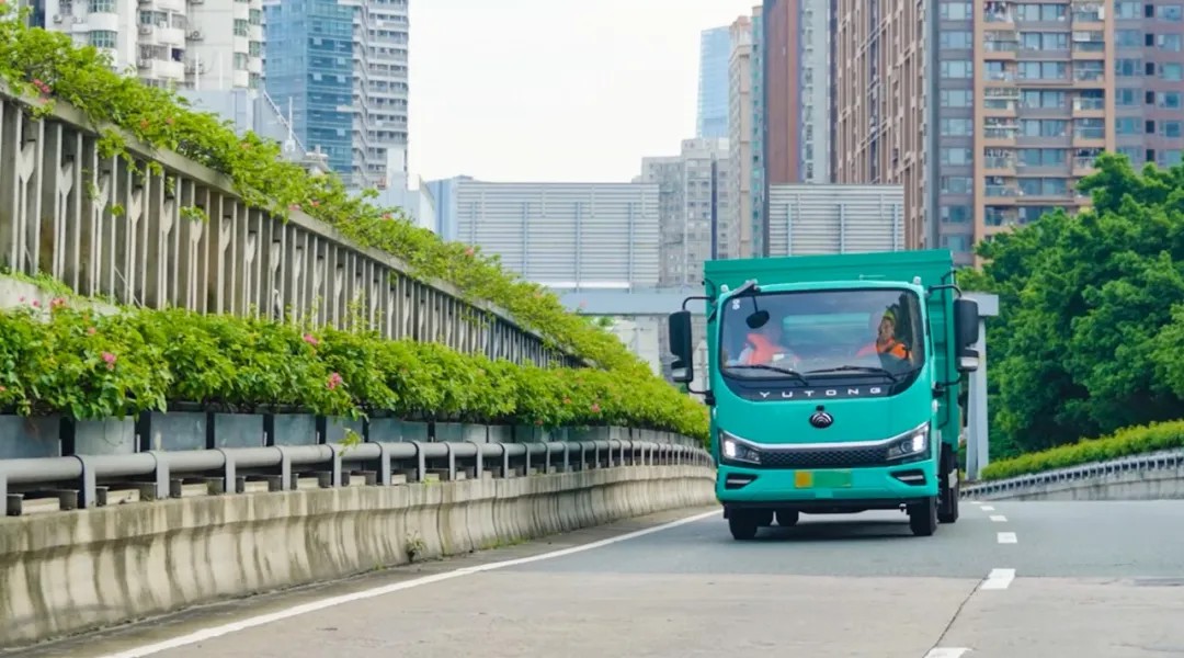 亮相2025深圳CCE展！宇通8噸純電密閉式桶裝垃圾車破解垃圾桶收運難題！