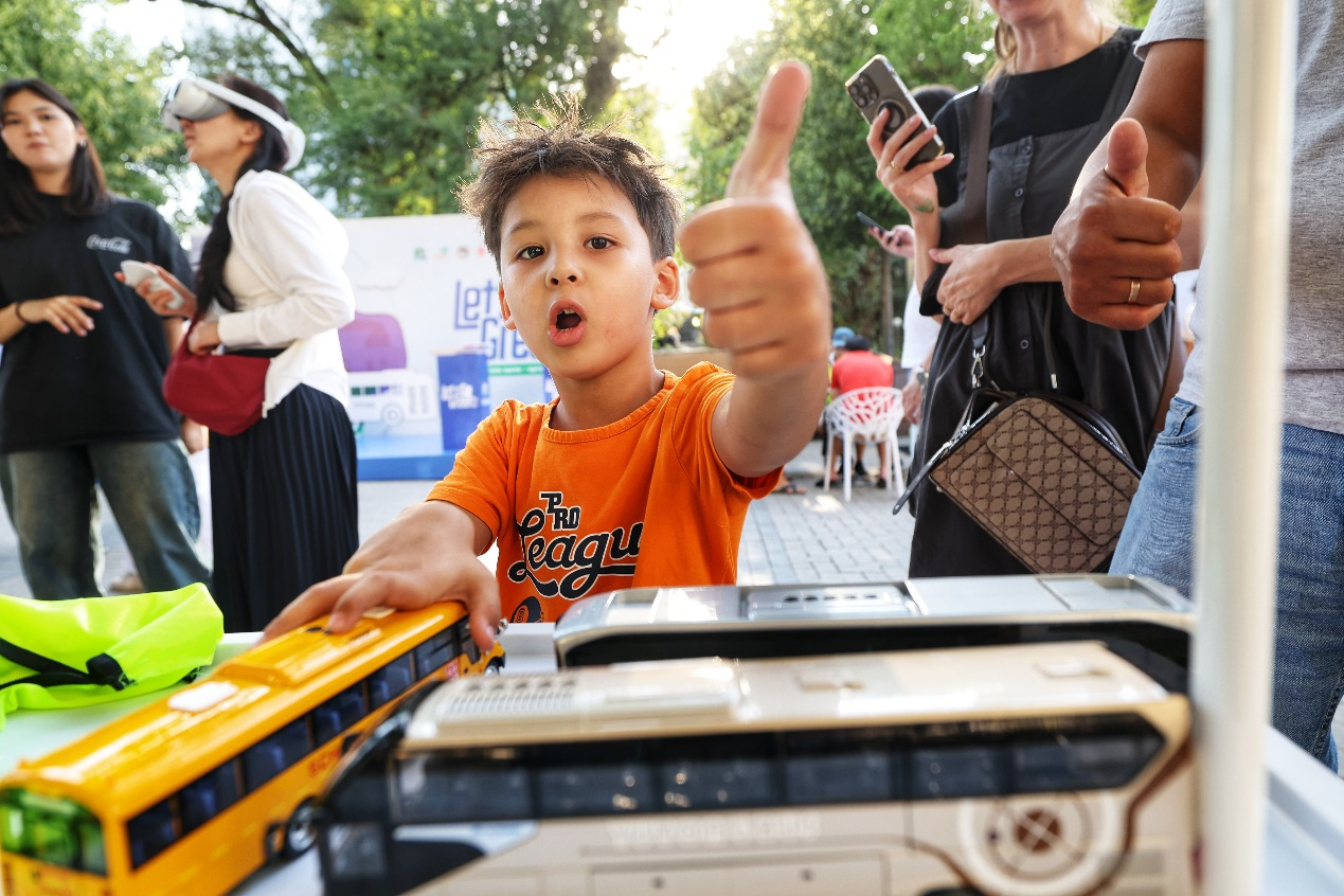 綠色點亮阿拉木圖 宇通攜手中國駐阿拉木圖總領事館共啟低碳出行新篇章